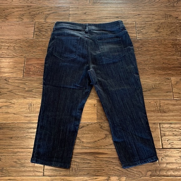 Chico’s Fabulously Slimming Capri High Rise Size 1 M/8 - Picture 2 of 16